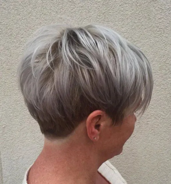 Aschblonder Pixie-Cut für Frauen über 60