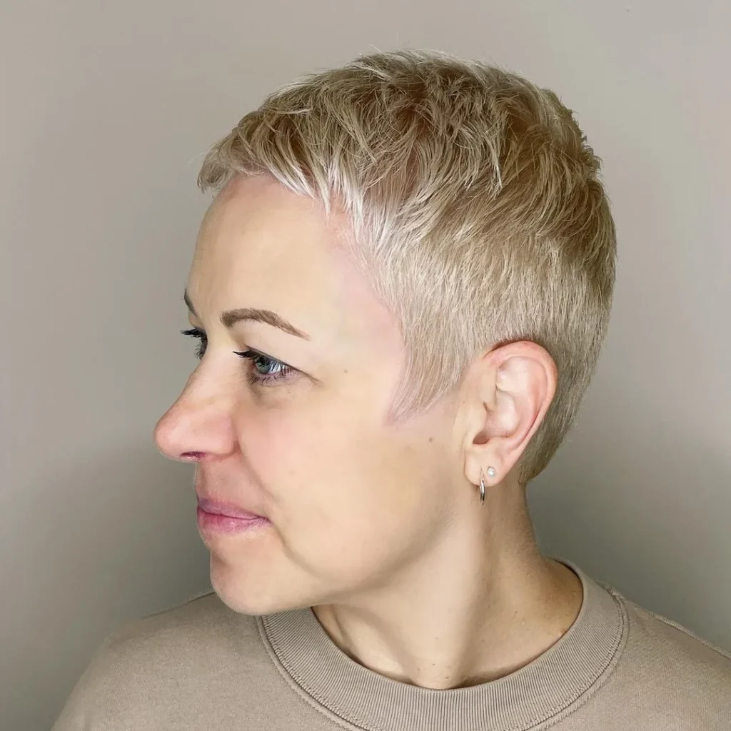  Beiger, blonder Pixie-Schnitt