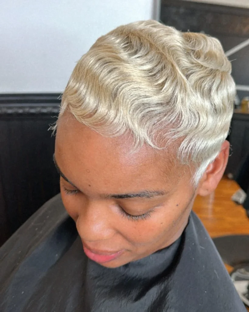  Blonder Pixie-Cut auf dunkler Haut