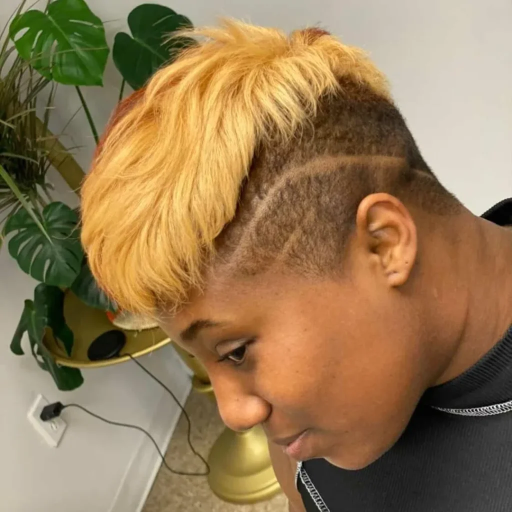 Blonde Pixie-Cut für schwarze Frauen