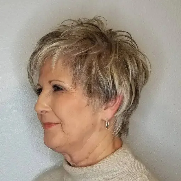 Blonder Pixie-Cut für Frauen über 60