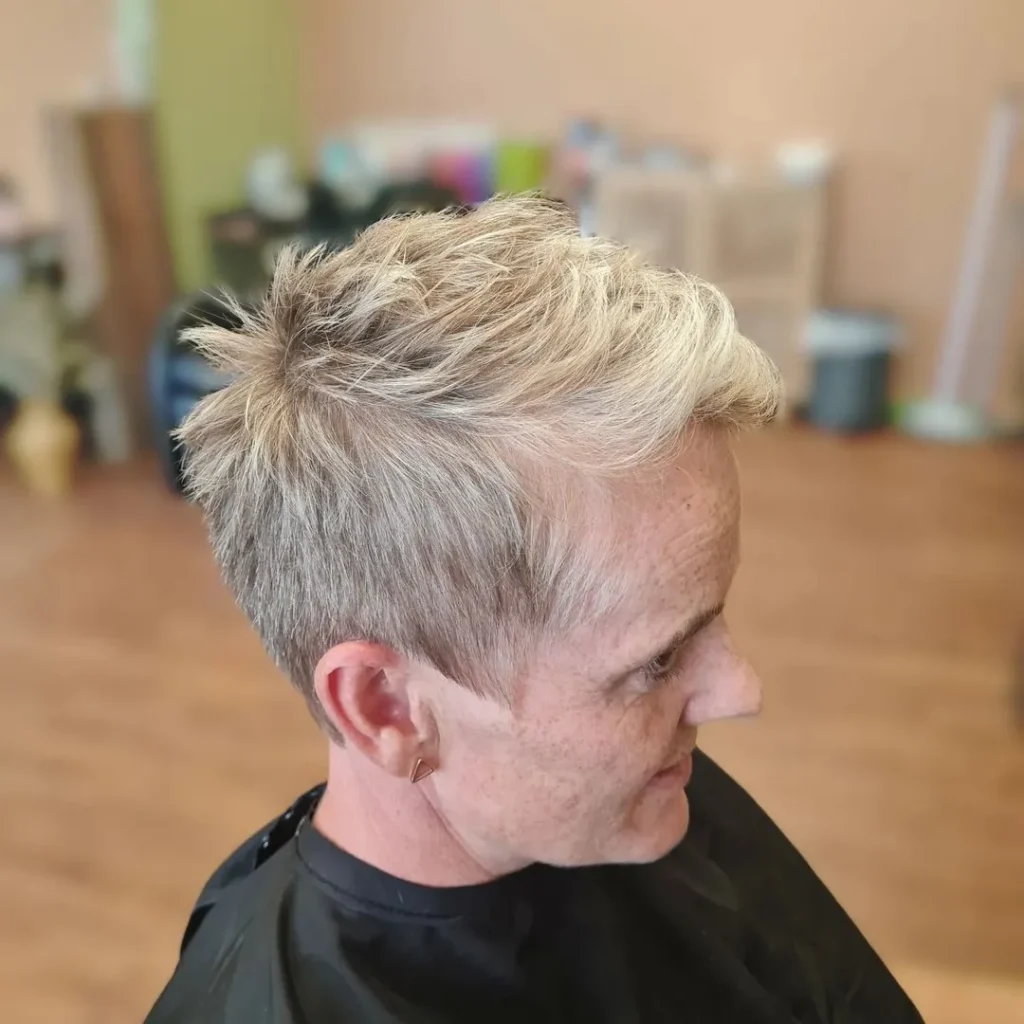 Blonder Pixie-Cut für graues Haar