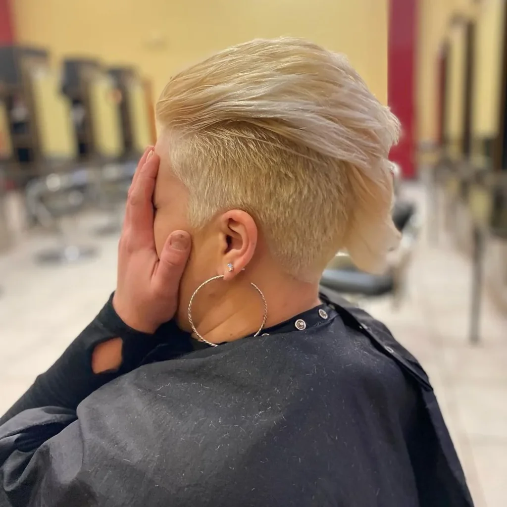 Blonder Pixie mit Faux-Hawk und rasierten Seitenpartien