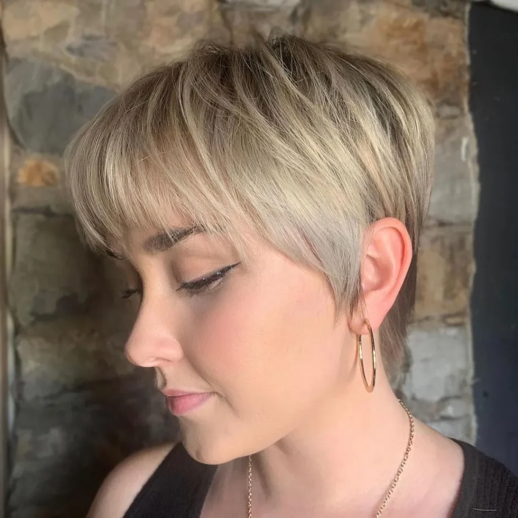 Blonder Pixie-Schnitt mit Koteletten