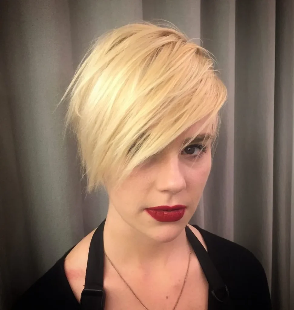 Blonder Pixie-Cut mit Pony, der die Augen verdeckt