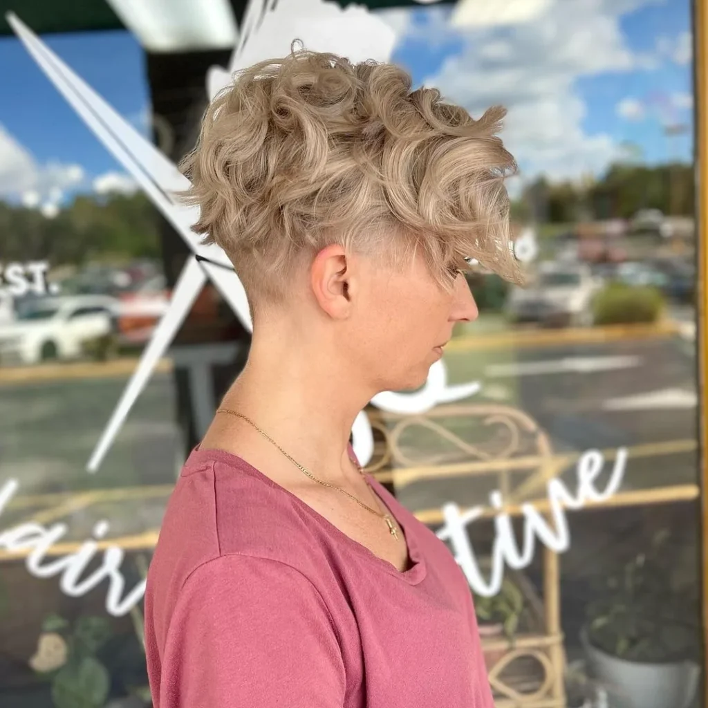 Blonder Pixie-Schnitt mit großen Locken