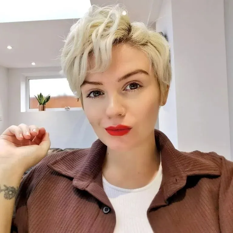 Blonder Pixie Cut mit lockigem Pony