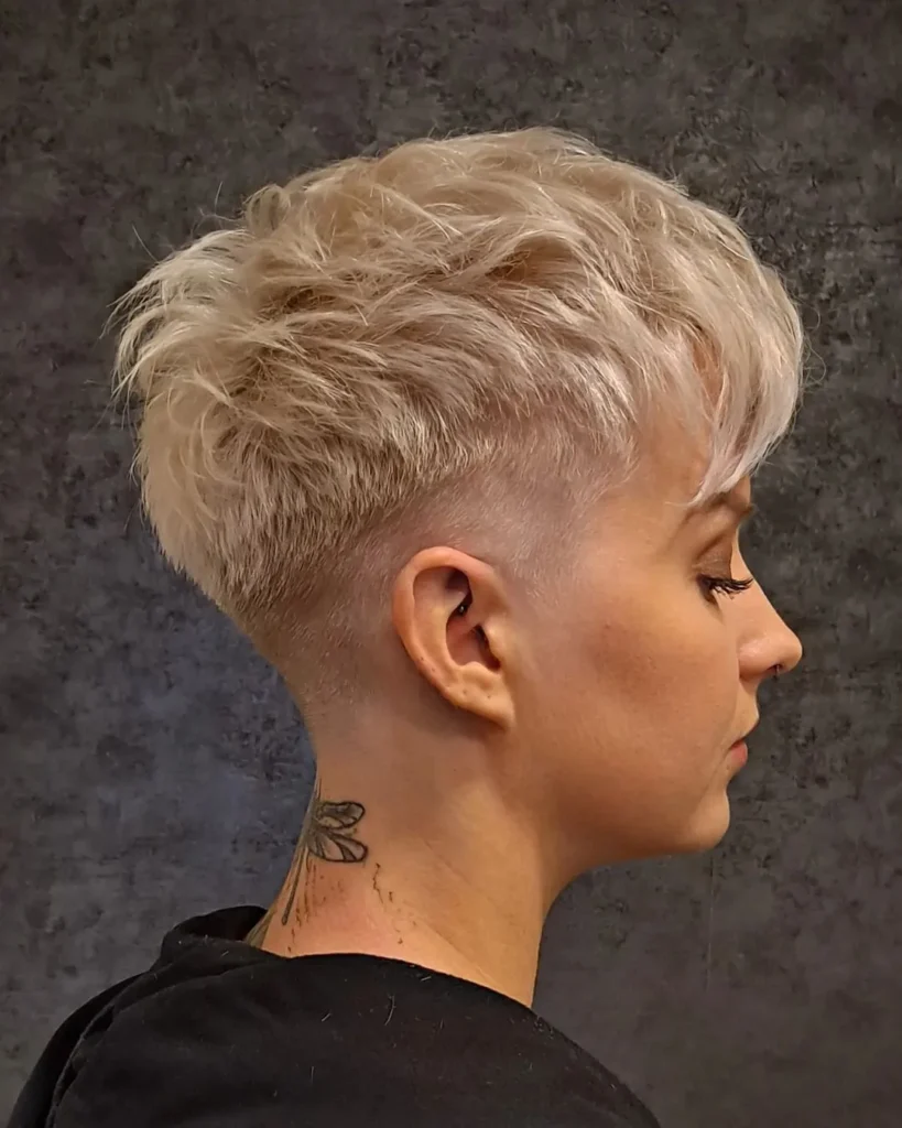 Blonder Pixie-Cut mit rasierten Seiten