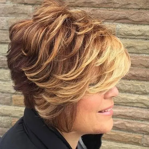 Bob-Pixie-Cut mit blonden Highlights