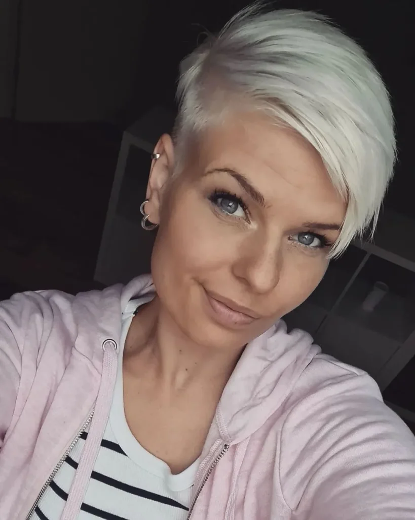 Eisblondes Pixie mit tiefem Seitenscheitel