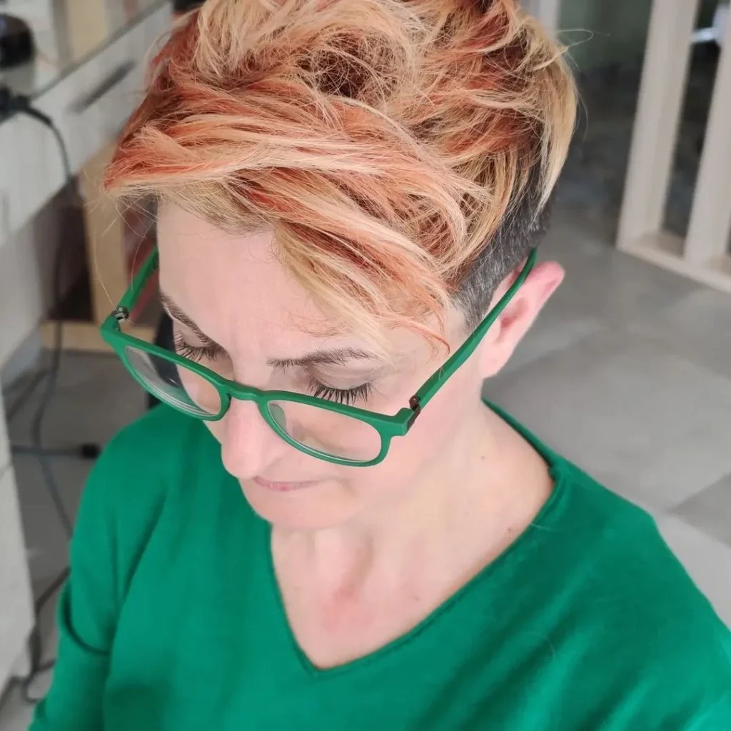 Erdbeerblonder Pixie mit schwarzem Undercut