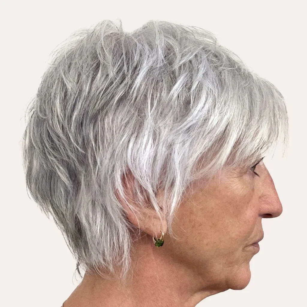  Grauer Pixie-Cut mit längeren Seiten