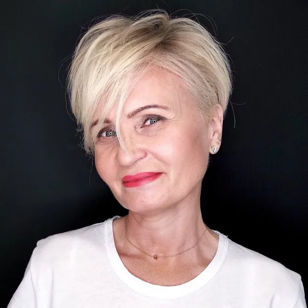 Hellblonder Pixie Cut mit dunklerem Ansatz