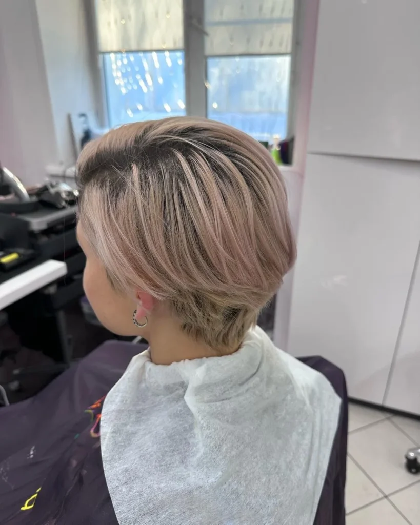 Langer blonder Pixie für runde Gesichter