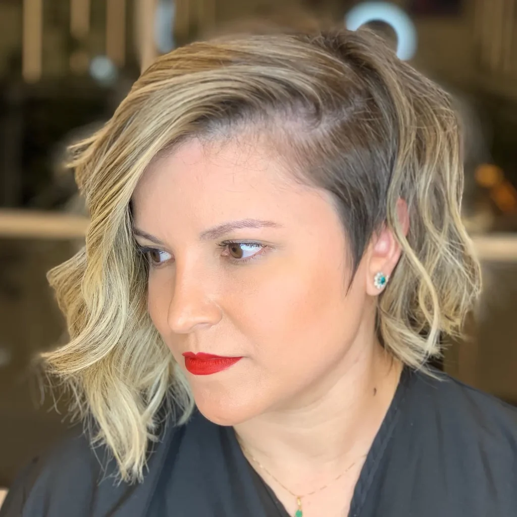 Langer gewellter Bob mit Undercut