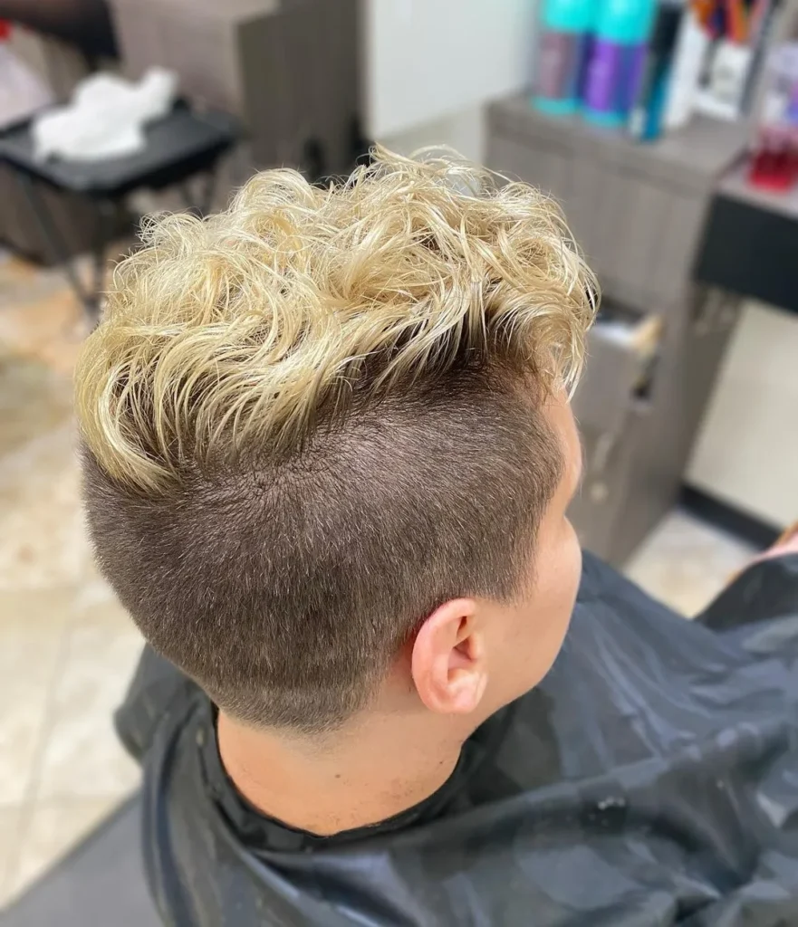  Lockiger Irokesenschnitt Blonder Pixie-Cut