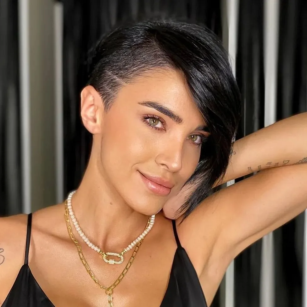 Mittellanger Undercut Bob mit langem Pony