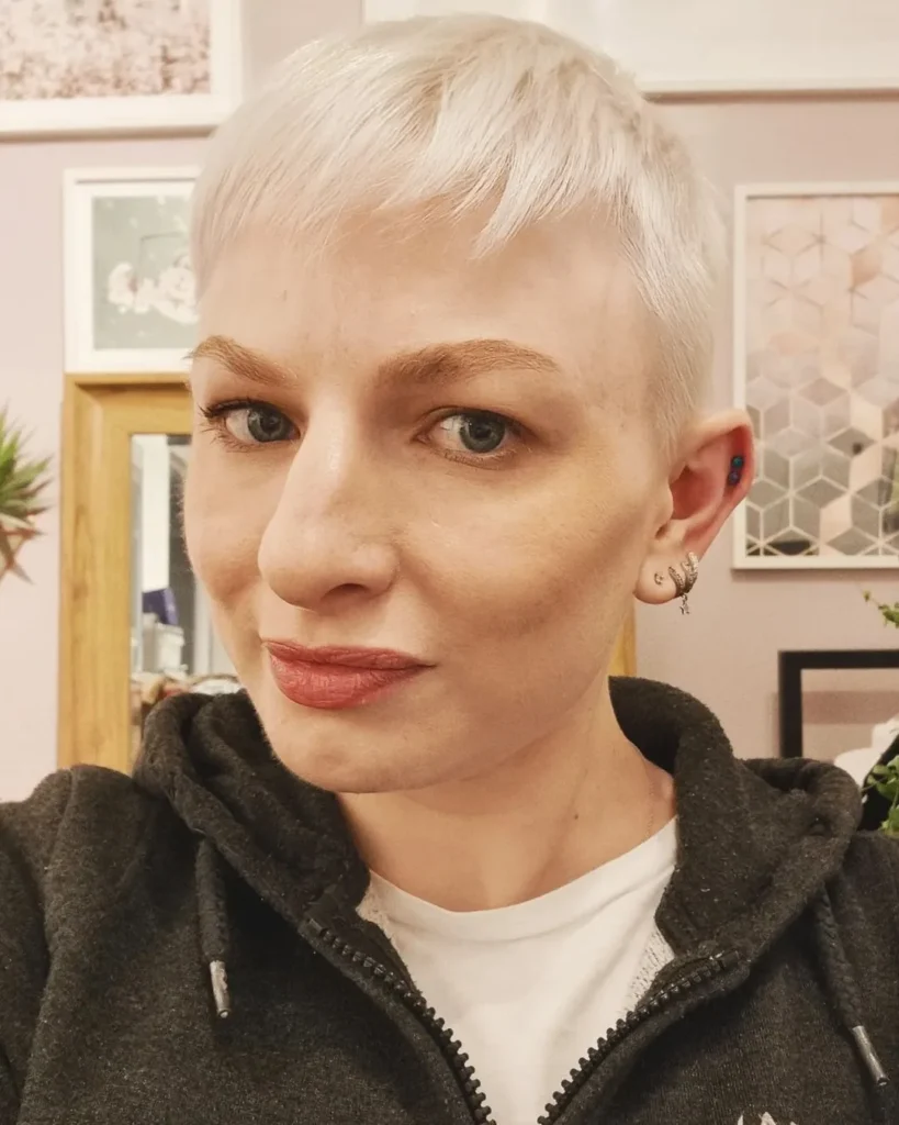 Pflegeleichter blonder Pixie-Cut