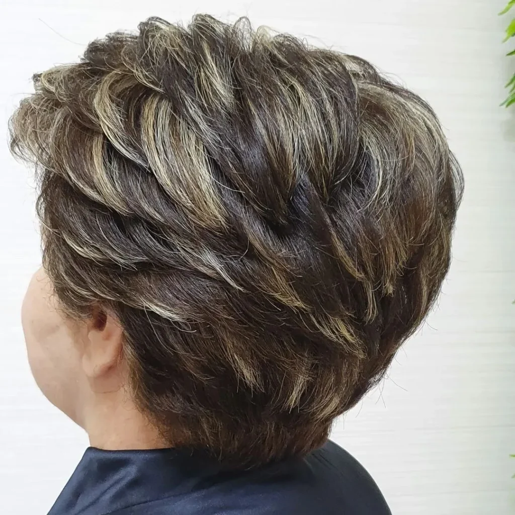 Pixie Cut für Frauen über 50 mit Highlights