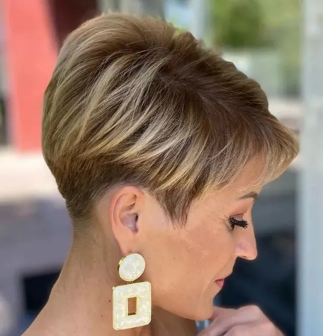  Pixie Cut für Frauen über 50 mit rasiertem Nacken