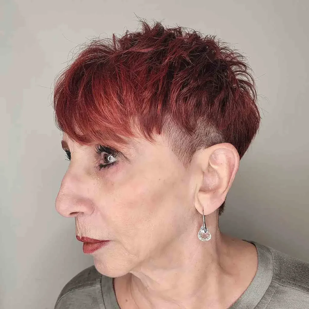 Pixie-Cut für ältere Frauen mit Undercut