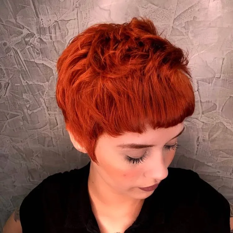 Pixie-Cut für runde Gesichter mit geradem Pony