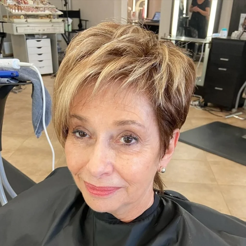 Pixie Cut mit Highlights für Frauen über 60