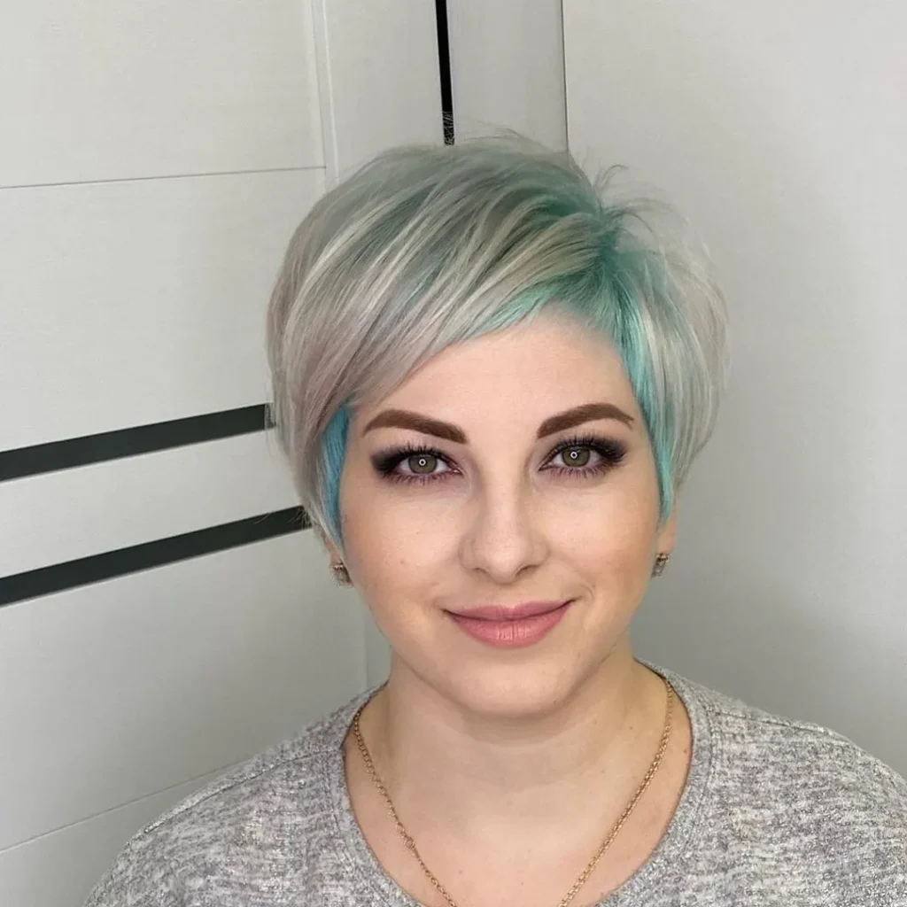 Pixie-Cut mit farbigen Highlights für runde Gesichter