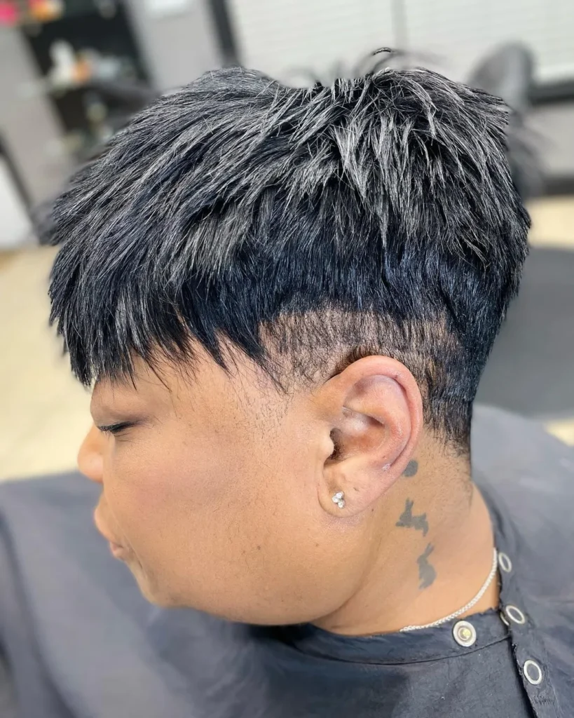 Pixie-Cut mit Undercut für mollige Gesichter