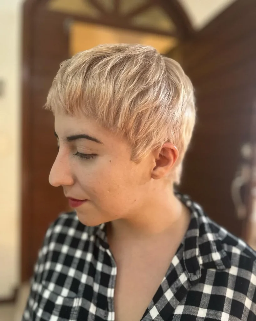 Retro blonder Pixie-Schnitt