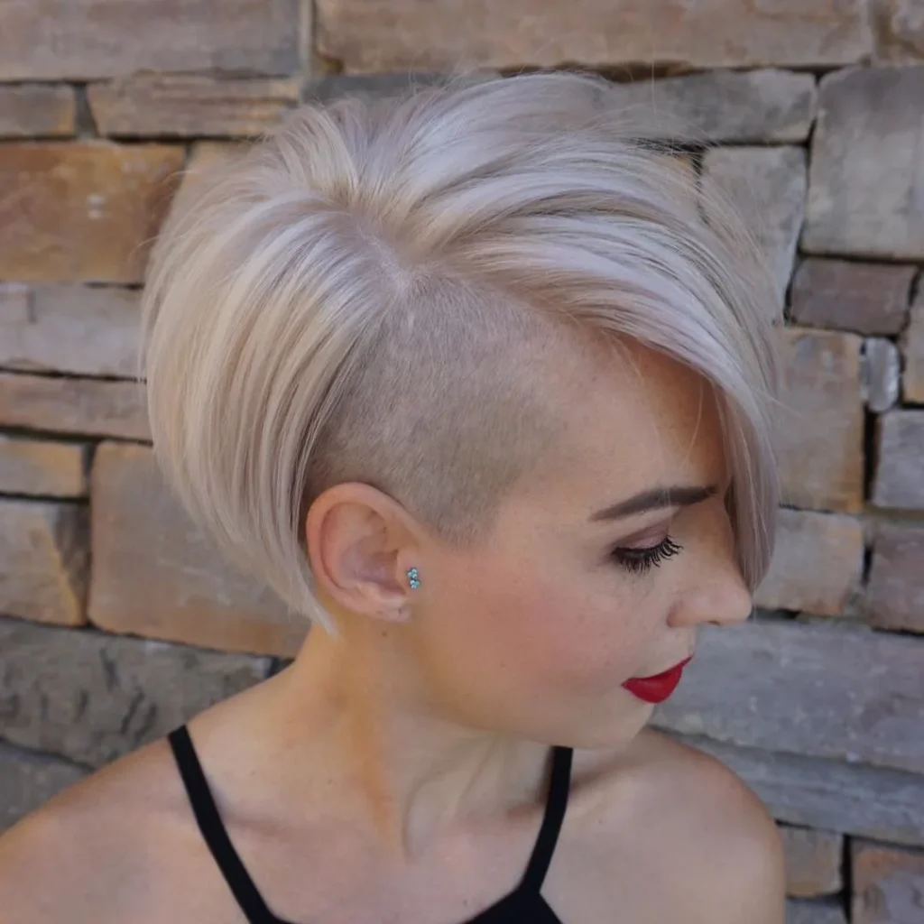 Undercut-Bob mit Seitenscheitel