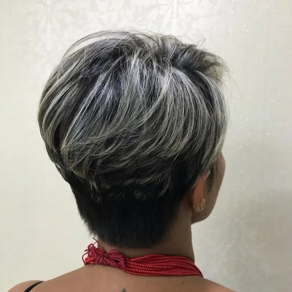 Zweifarbiger Pixie Cut für ältere Damen