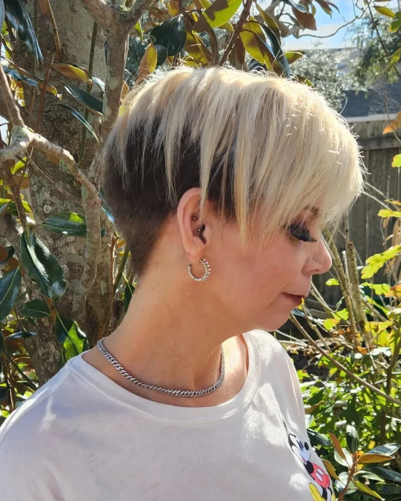 Zweifarbiger Pixie-Cut für runde Gesichter