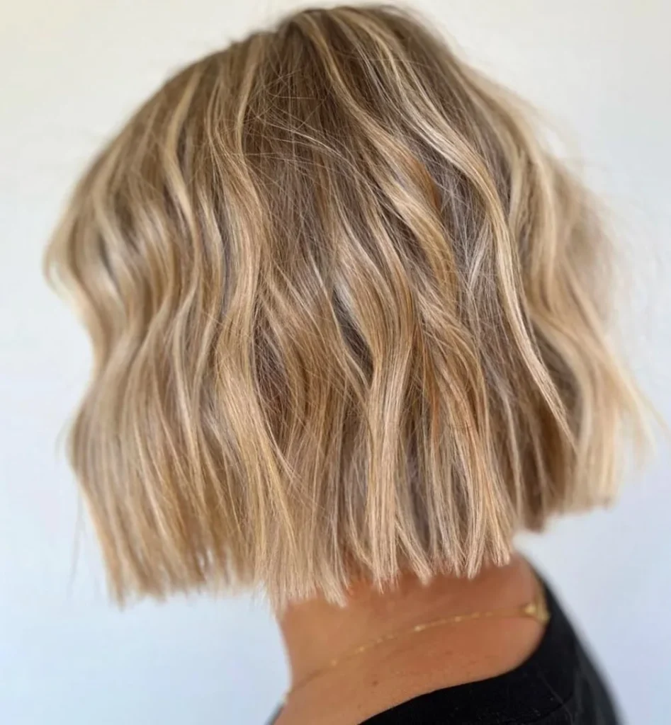 Blonder Bob-Haarschnitt mit strukturierten Haarspitzen