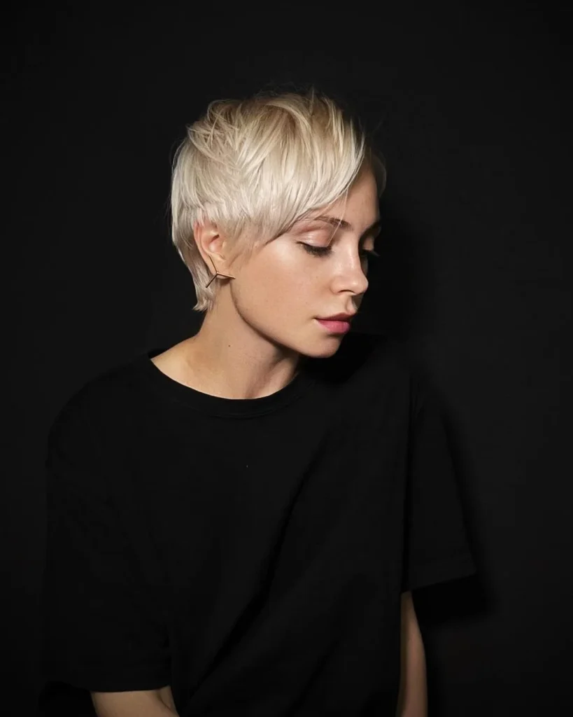  Blonder Pixie-Schnitt mit Pony
