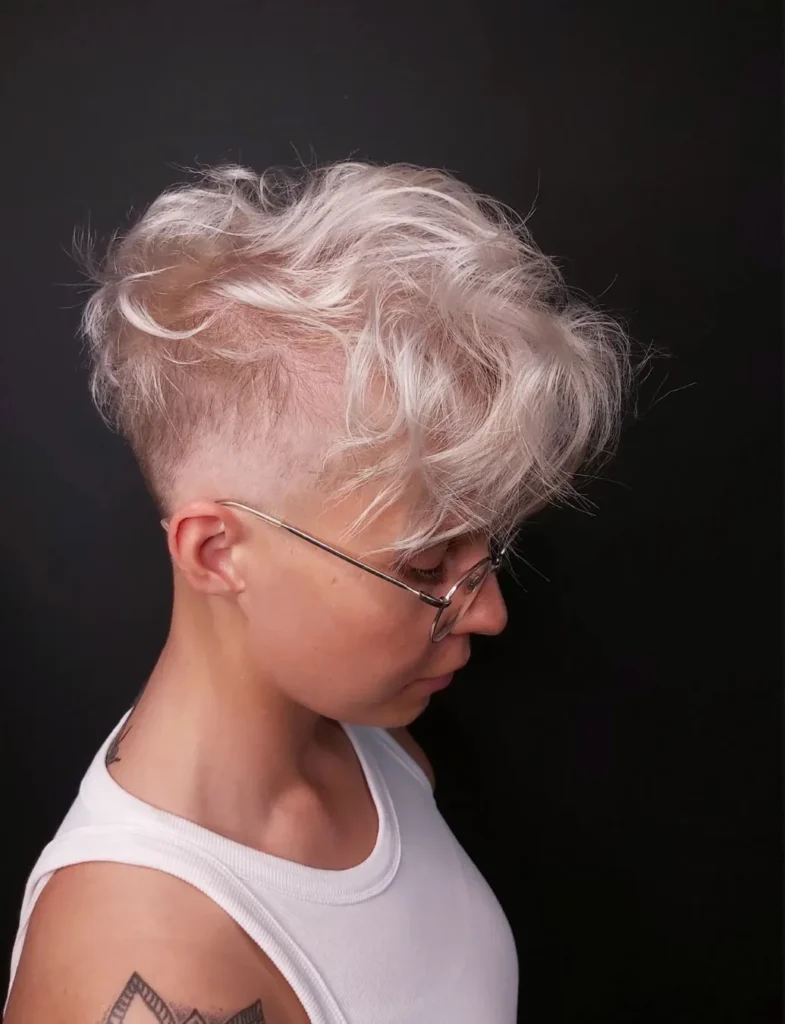 Blond gelockter Pixie mit Undercut