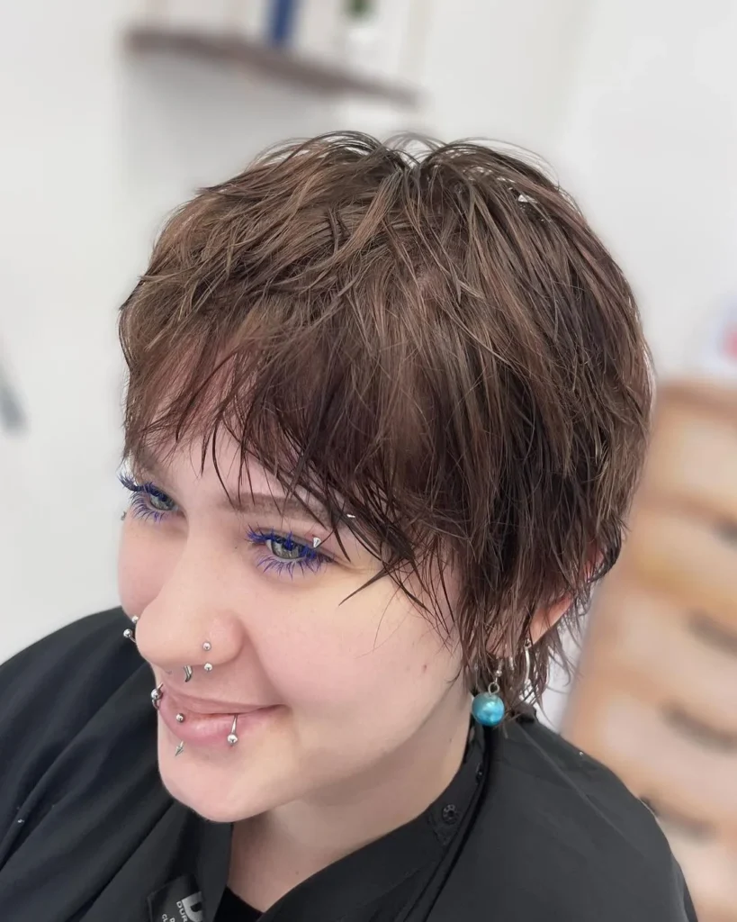 Brauner Pixie Cut mit Pony
