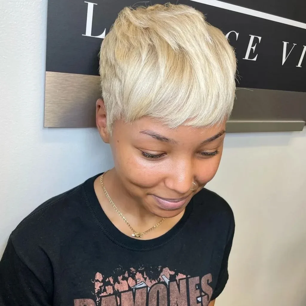 Bleach-Pixie-Cut für dichtes Haar