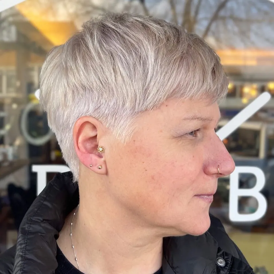 Gebleicht und getönt - Pixie Cut für dünnes Haar