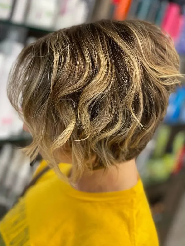 Langer Pixie-Schnitt mit Highlights