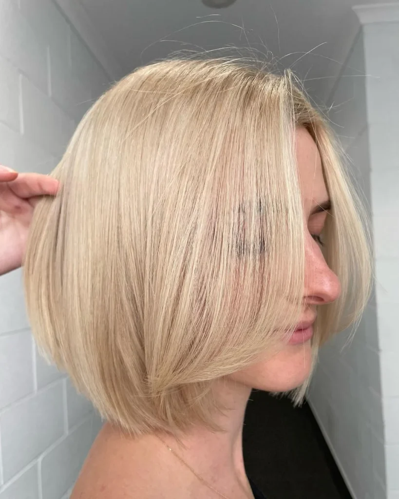 Beige-blonder Bob mit langem Pony