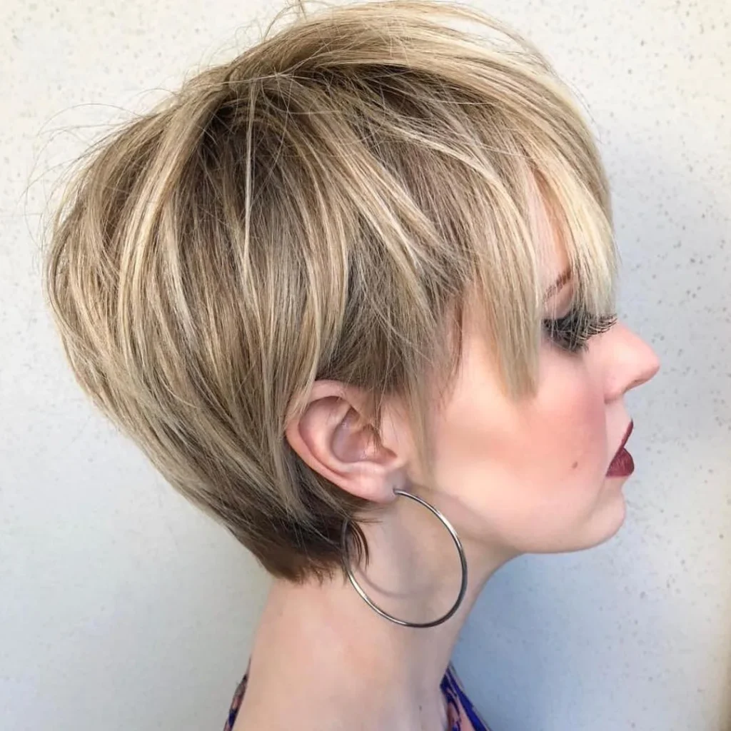 Langer blonder Pixie-Schnitt