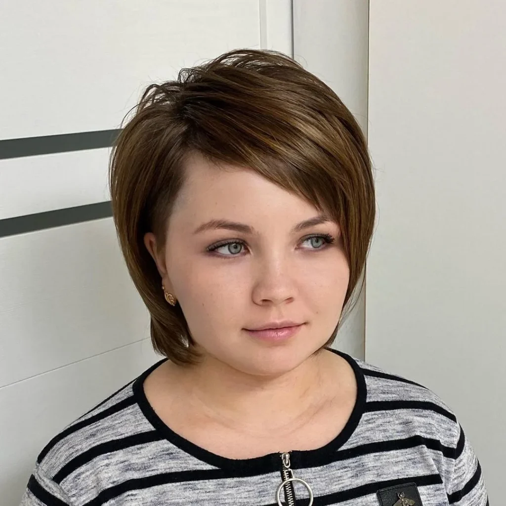 Rundes Gesicht, langer Pixie Cut mit Pony