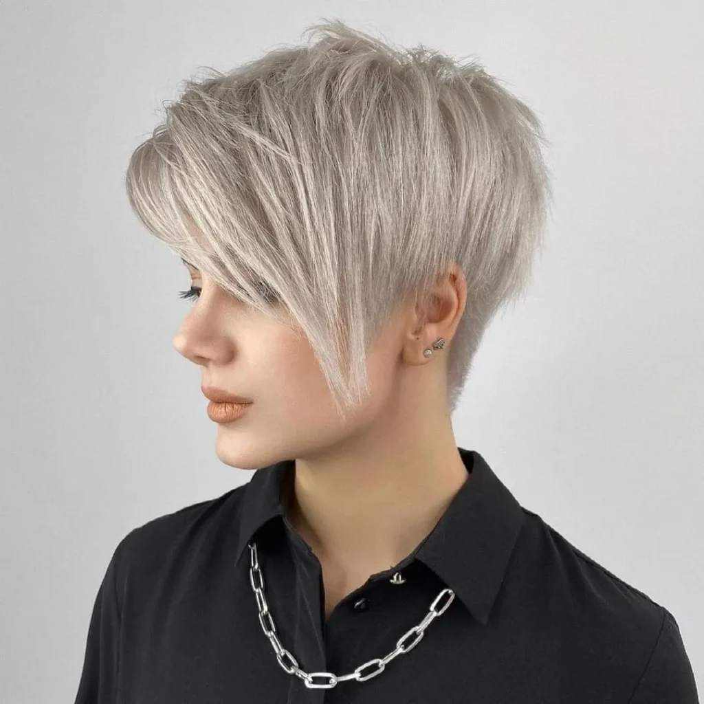 Langer Pixie Cut mit Pony