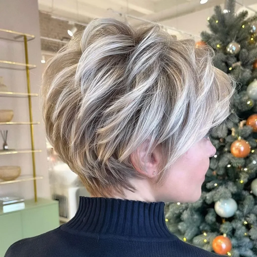 Pixie-Cut für dichtes Haar mit blonden Highlights