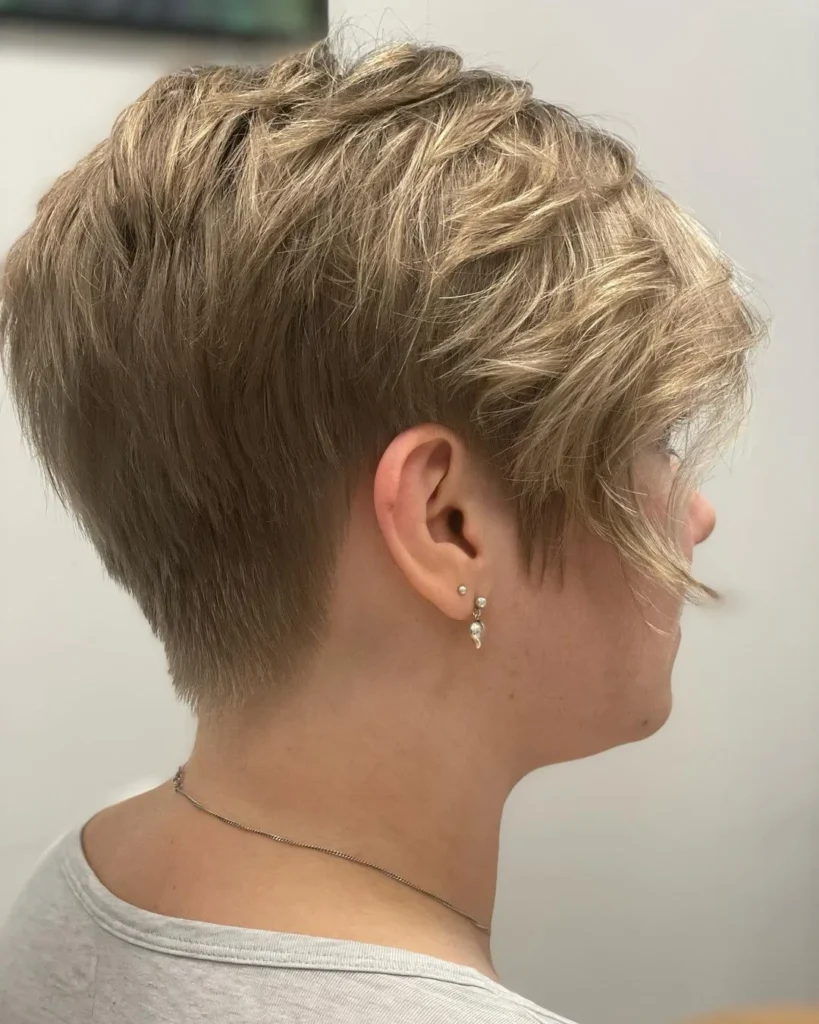 Pixie-Cut für dichtes Haar mit gewelltem Pony