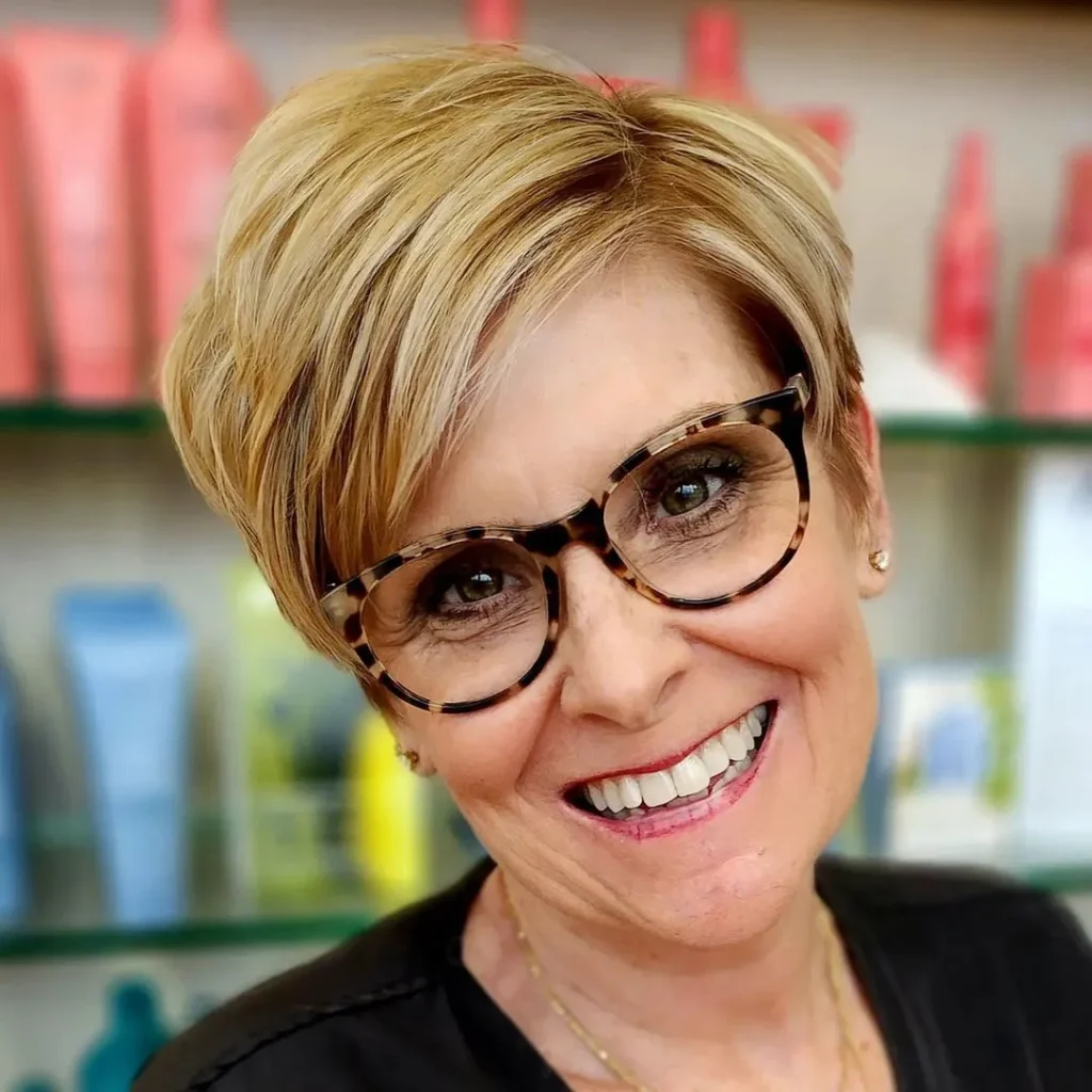 Pixie-Cut für dünnes Haar für ältere Damen mit Brille