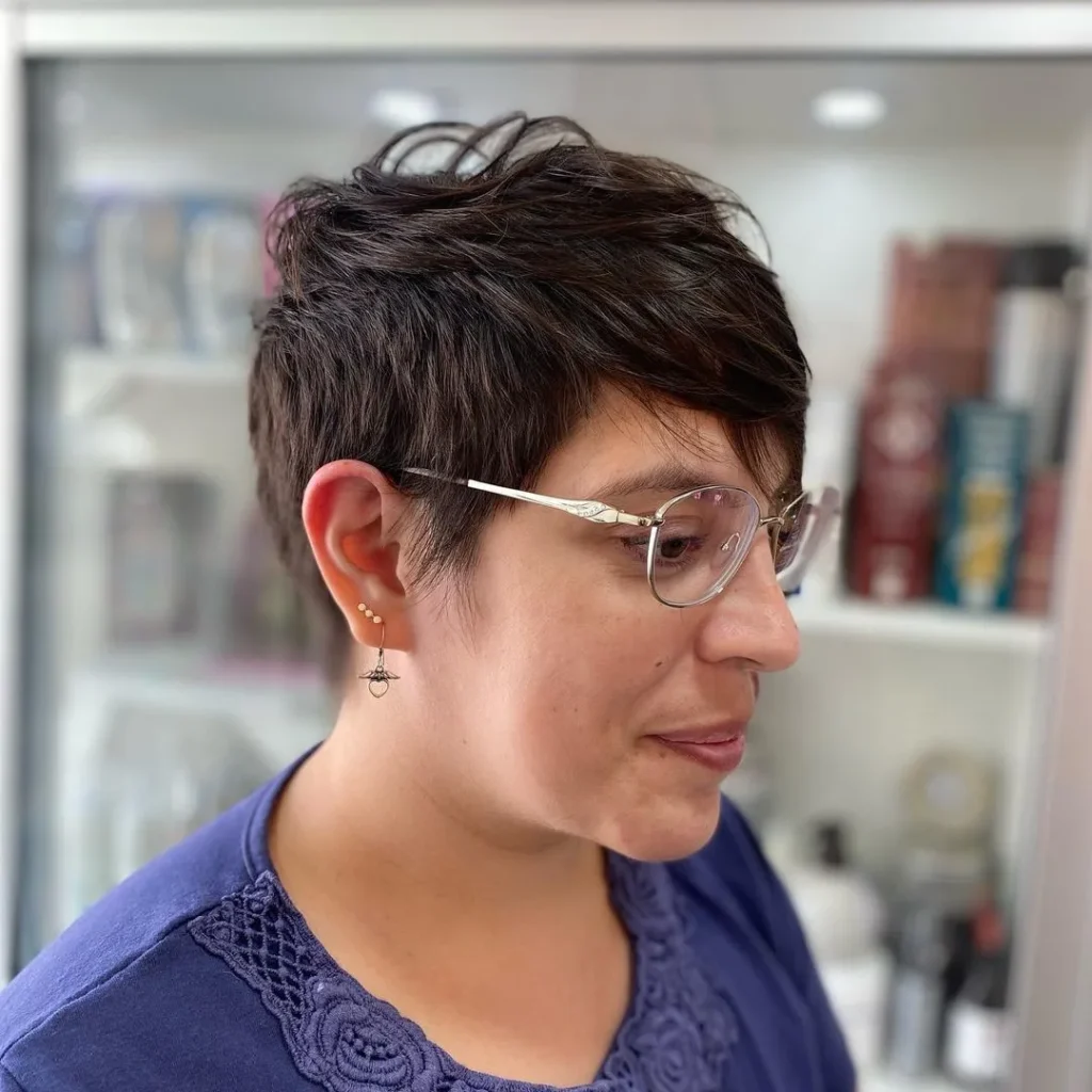 Brünetter Pixie-Cut für dünnes Haar