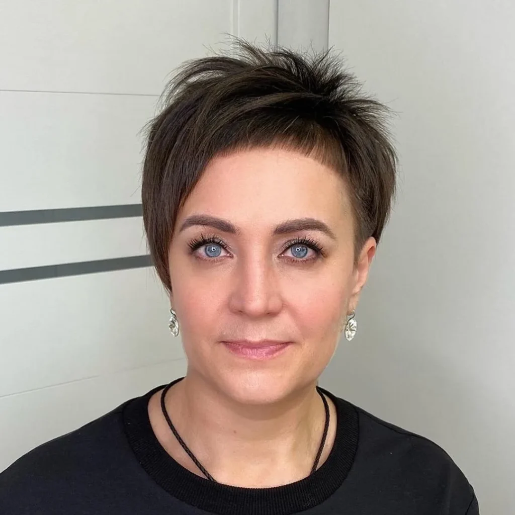 Pixie Cut mit kurzem Pony