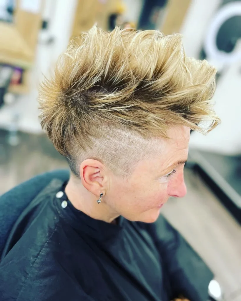 Pixie Cut mit ausgeblendeten Seiten
